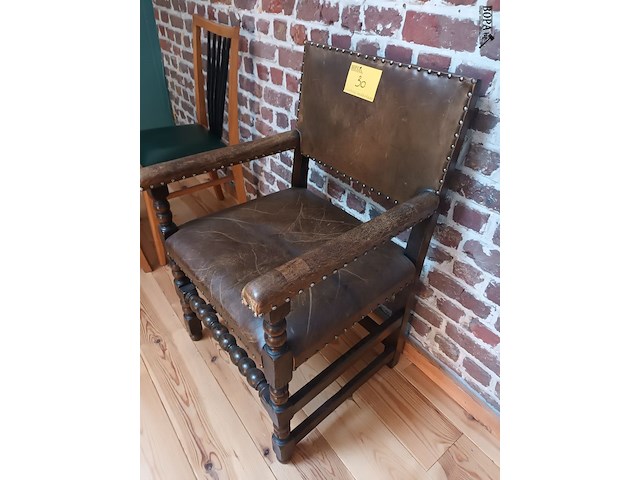 Lot 30 - antieke kasteelstoel - afbeelding 2 van  3