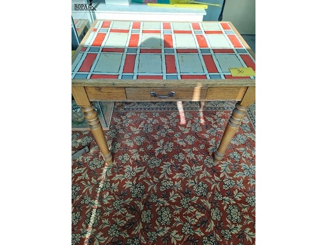 Lot 30 - antieken houten keukentafel met rood/grijs bovenblad en lade - afbeelding 1 van  3