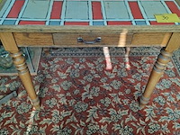 Lot 30 - antieken houten keukentafel met rood/grijs bovenblad en lade