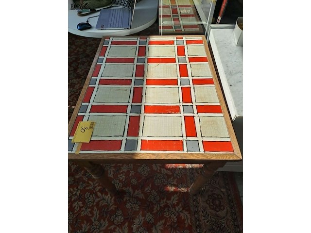 Lot 30 - antieken houten keukentafel met rood/grijs bovenblad en lade - afbeelding 2 van  3