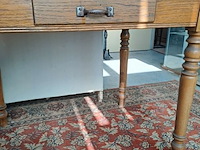 Lot 30 - antieken houten keukentafel met rood/grijs bovenblad en lade - afbeelding 3 van  3