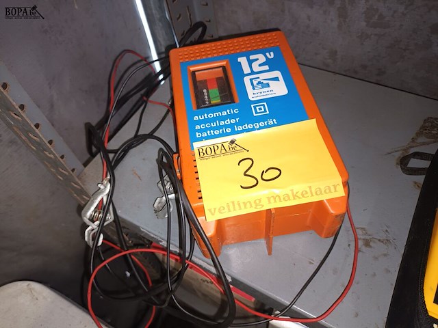 Lot 30 - automatische 12 v lader - afbeelding 1 van  3