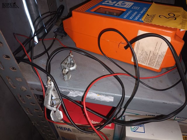Lot 30 - automatische 12 v lader - afbeelding 2 van  3