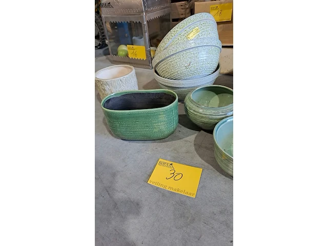 Lot 30 - bloempotten in groen en taupekleur - 13 stuks - afbeelding 2 van  2