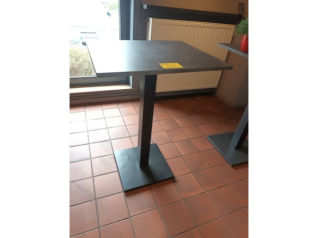 Lot 30 - hoge horeca tafels. 3 stuks - afbeelding 1 van  3