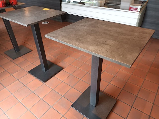 Lot 30 - hoge horeca tafels. 3 stuks - afbeelding 2 van  3
