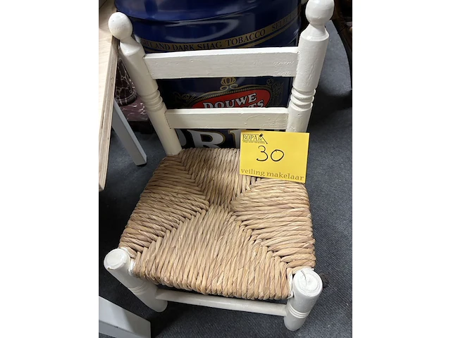 Lot 30 - houten vintage kinderstoeltje - afbeelding 1 van  2