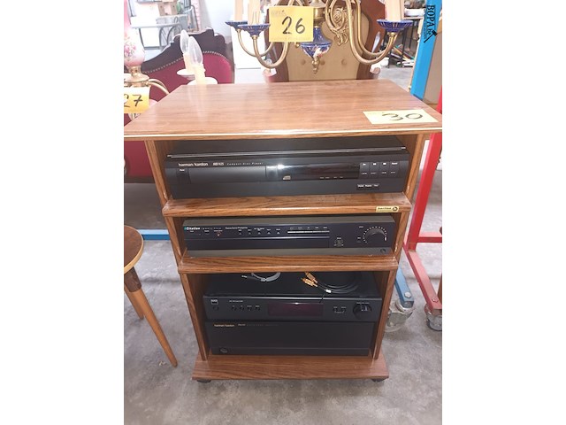 Lot 30 - kastje met muziekinstallatie - afbeelding 1 van  5