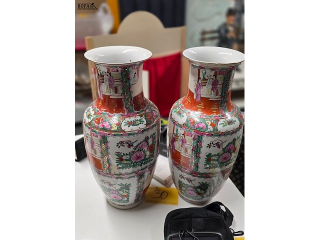 Lot 30 - koppel chinese vazen - afbeelding 1 van  4