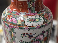 Lot 30 - koppel chinese vazen - afbeelding 2 van  4