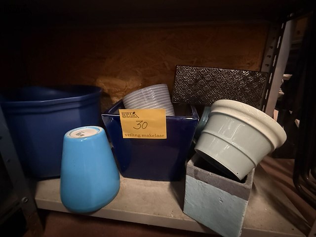 Lot 30 - lot bloempotten diverse maat blauwe kleuren - afbeelding 2 van  3