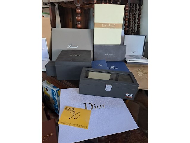 Lot 30 - lot luxe verpakkingen - diverse merken: dior, versace, montb - afbeelding 1 van  4