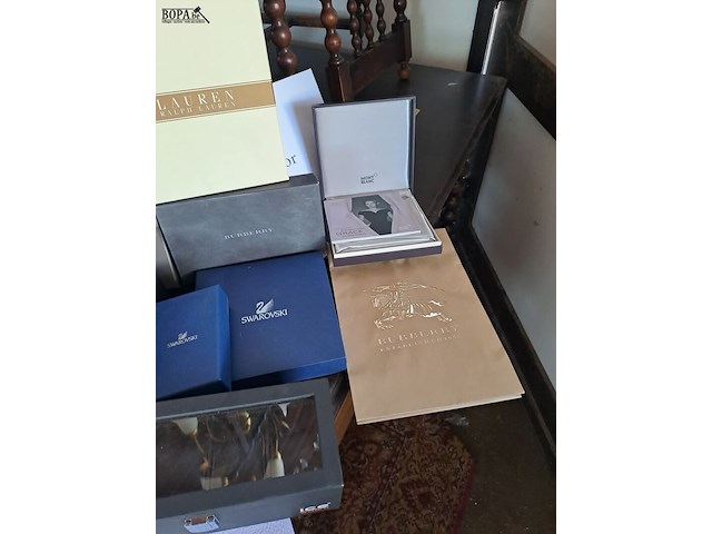 Lot 30 - lot luxe verpakkingen - diverse merken: dior, versace, montb - afbeelding 2 van  4