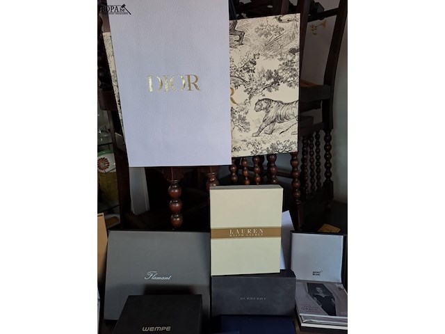 Lot 30 - lot luxe verpakkingen - diverse merken: dior, versace, montb - afbeelding 3 van  4