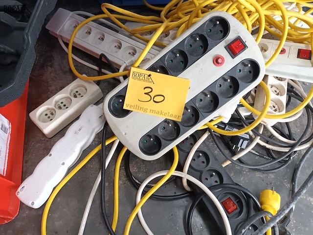 Lot 30 - lot verlengkabels en verdeelstekkers - afbeelding 2 van  4