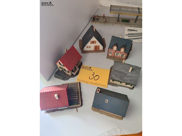 Lot 30 - modelbouwhuisjes - 6 stuks - afbeelding 1 van  4