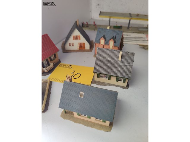 Lot 30 - modelbouwhuisjes - 6 stuks - afbeelding 3 van  4