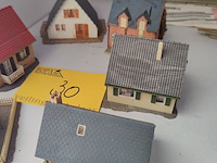 Lot 30 - modelbouwhuisjes - 6 stuks - afbeelding 3 van  4