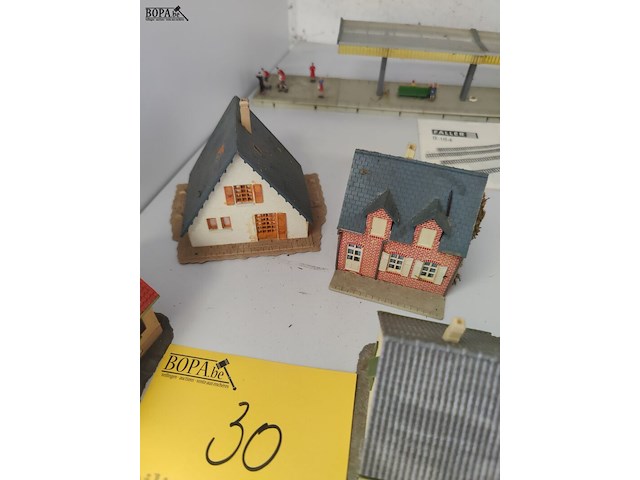 Lot 30 - modelbouwhuisjes - 6 stuks - afbeelding 4 van  4