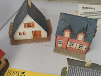 Lot 30 - modelbouwhuisjes - 6 stuks - afbeelding 4 van  4