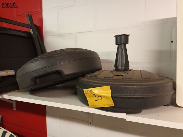 Lot 30 - pvc parasolvoet. 2 stuks - afbeelding 1 van  2