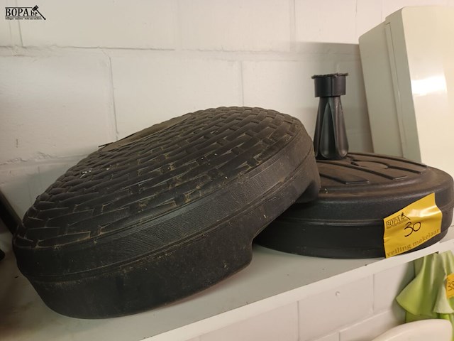 Lot 30 - pvc parasolvoet. 2 stuks - afbeelding 2 van  2