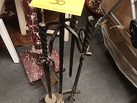 Lot 30 - smeedijzeren haardstel - afbeelding 1 van  4