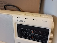 Lot 30 - sony radio. 2 stuks - afbeelding 3 van  4