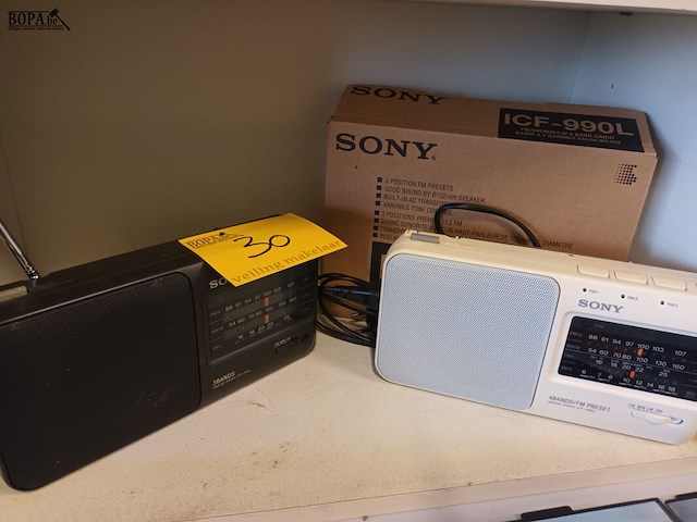 Lot 30 - sony radio. 2 stuks - afbeelding 4 van  4