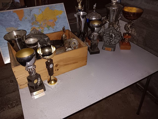 Lot 30 - tafeltje met trofeeën - afbeelding 1 van  3
