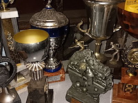 Lot 30 - tafeltje met trofeeën - afbeelding 2 van  3