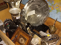 Lot 30 - tafeltje met trofeeën - afbeelding 3 van  3