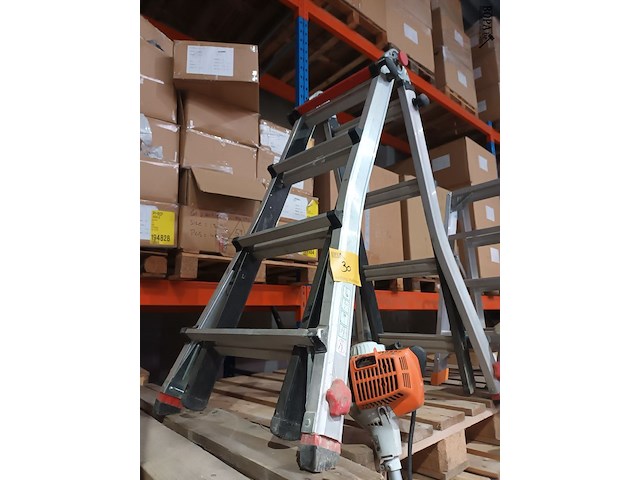 Lot 30 - telescopische vouwladder - afbeelding 1 van  4