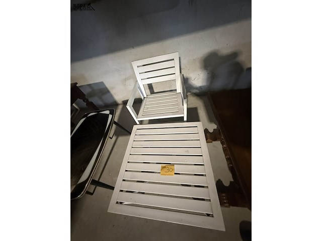 Lot 30 - tuintafel en stoel in wit hard plastiek - afbeelding 1 van  2