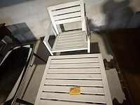 Lot 30 - tuintafel en stoel in wit hard plastiek