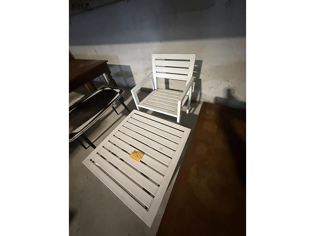 Lot 30 - tuintafel en stoel in wit hard plastiek - afbeelding 2 van  2