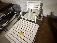 Lot 30 - tuintafel en stoel in wit hard plastiek - afbeelding 2 van  2
