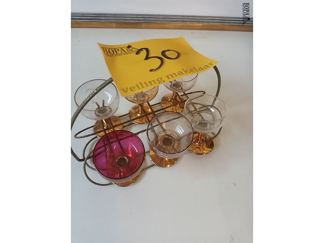 Lot 30 - vintage glaasjes in rekje - afbeelding 1 van  4