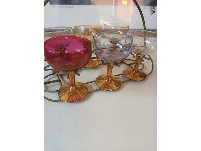 Lot 30 - vintage glaasjes in rekje - afbeelding 2 van  4