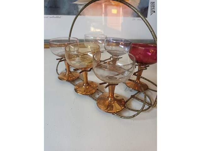 Lot 30 - vintage glaasjes in rekje - afbeelding 3 van  4