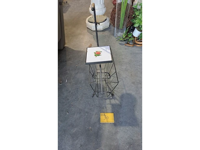 Lot 30 - vintage metalen lectuurbak mid-century met ingebouwd rooksta - afbeelding 1 van  2