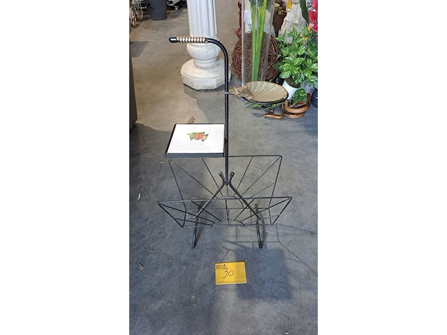 Lot 30 - vintage metalen lectuurbak mid-century met ingebouwd rooksta - afbeelding 2 van  2