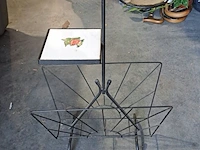 Lot 30 - vintage metalen lectuurbak mid-century met ingebouwd rooksta - afbeelding 2 van  2