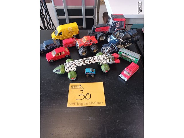 Lot 30 - voertuigen op schaal. 11 stuks - afbeelding 1 van  7