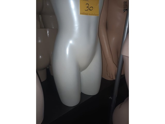 Lot 30 - witte torso vrouw - afbeelding 3 van  3