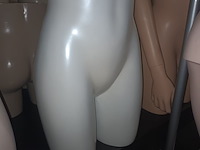 Lot 30 - witte torso vrouw - afbeelding 3 van  3
