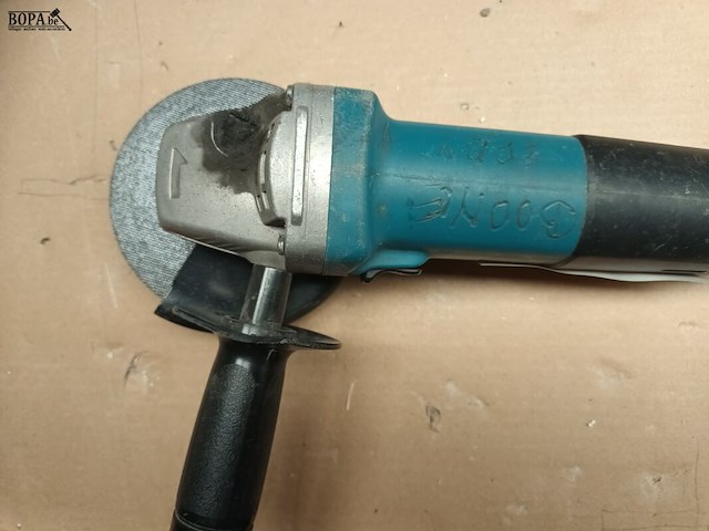 Lot 300 - haakse slijper makita - afbeelding 2 van  3