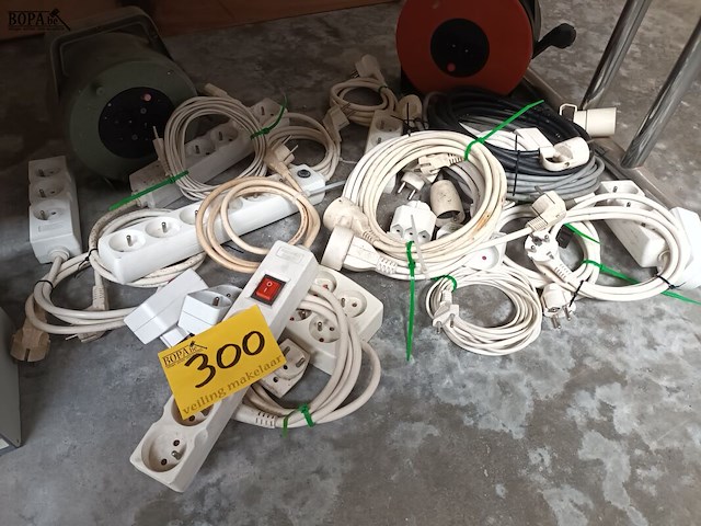 Lot 300 - verlengkabels en verdeelstekkers. 15 stuks - afbeelding 1 van  3