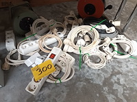 Lot 300 - verlengkabels en verdeelstekkers. 15 stuks - afbeelding 1 van  3