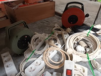 Lot 300 - verlengkabels en verdeelstekkers. 15 stuks - afbeelding 2 van  3